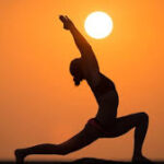 सुबह योग करते हुए व्यक्ति की तस्वीर